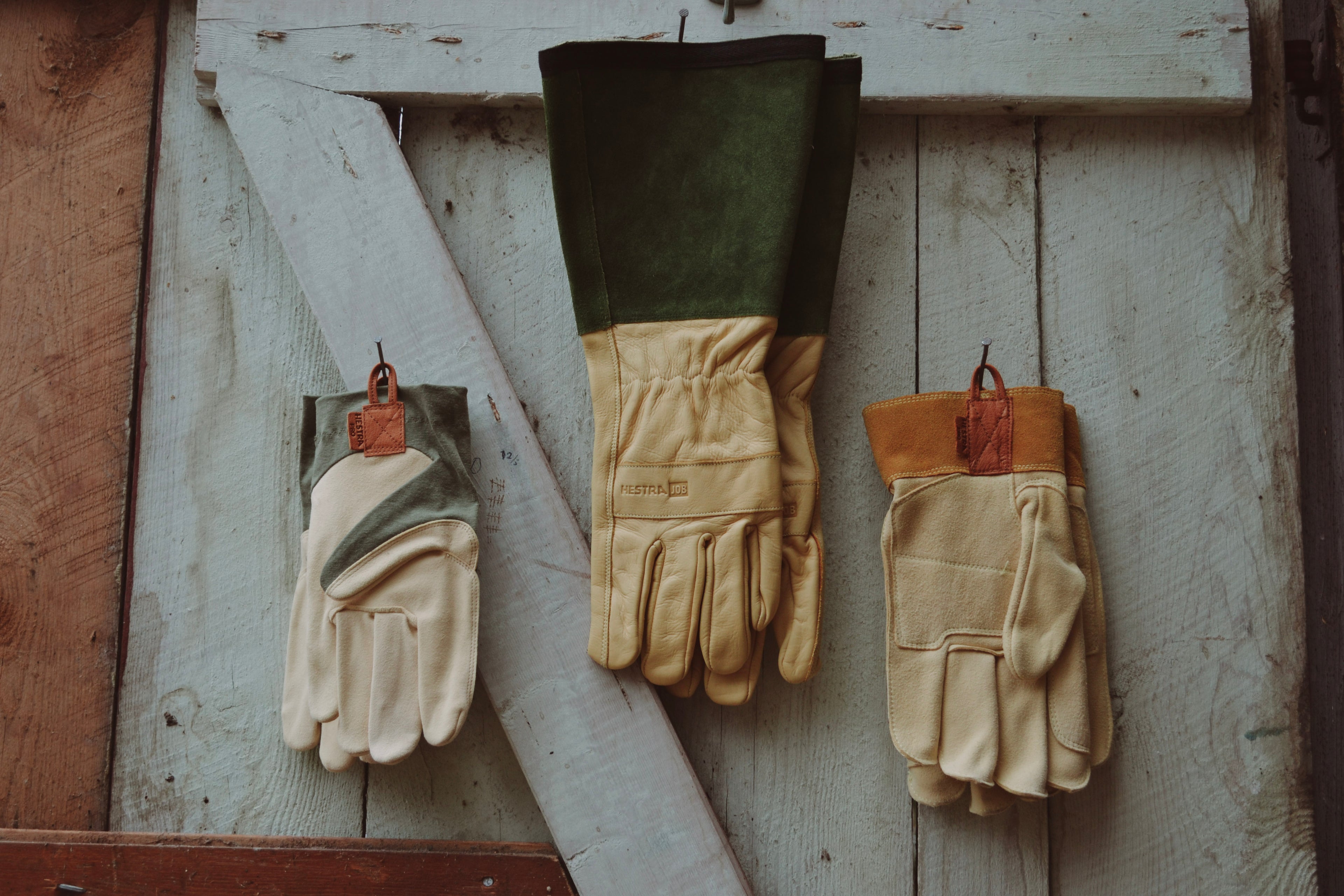 Arbetshandskar i läder för arbete och friluftsliv