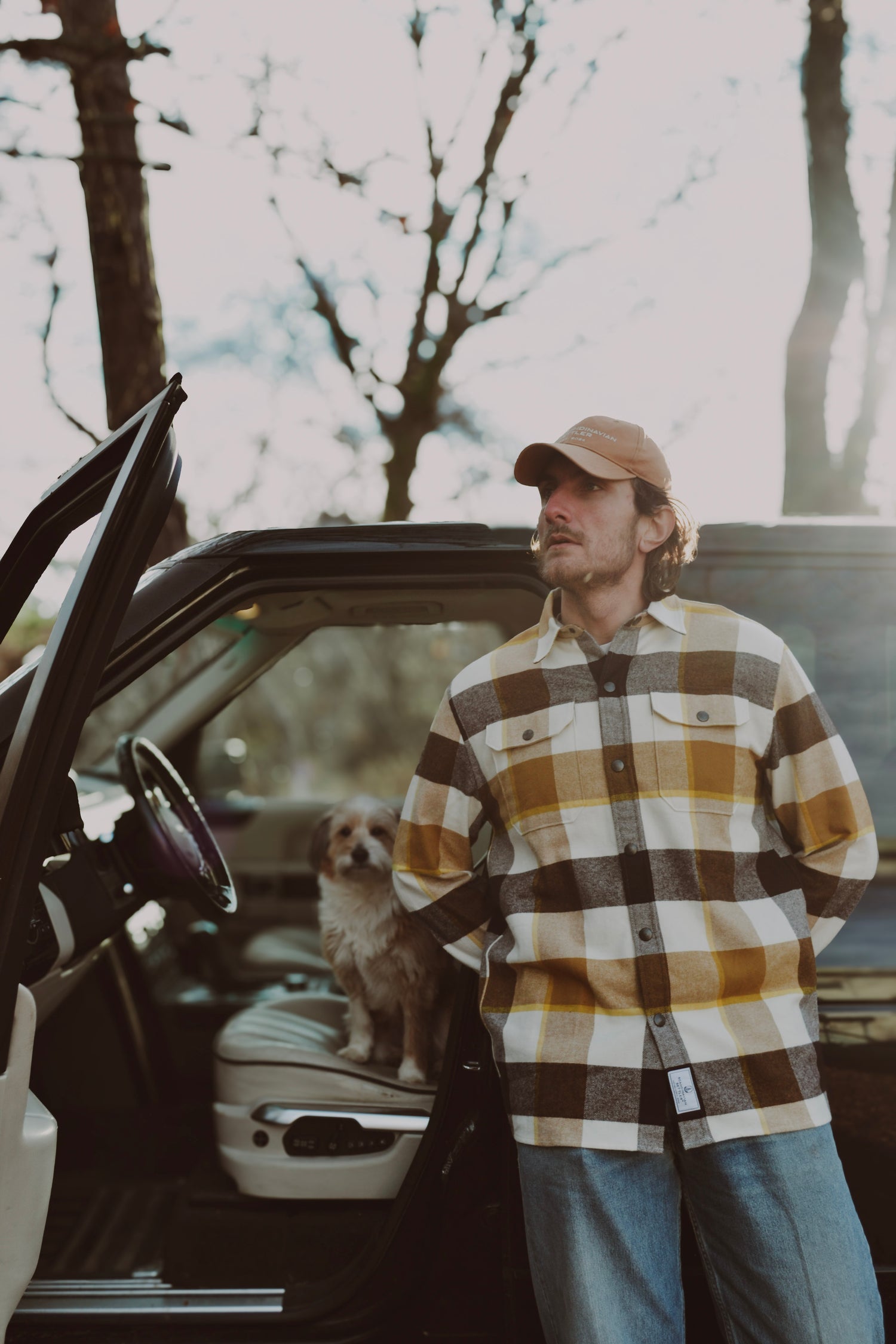 Casual outfit med flanellskjorta och jeans för herr