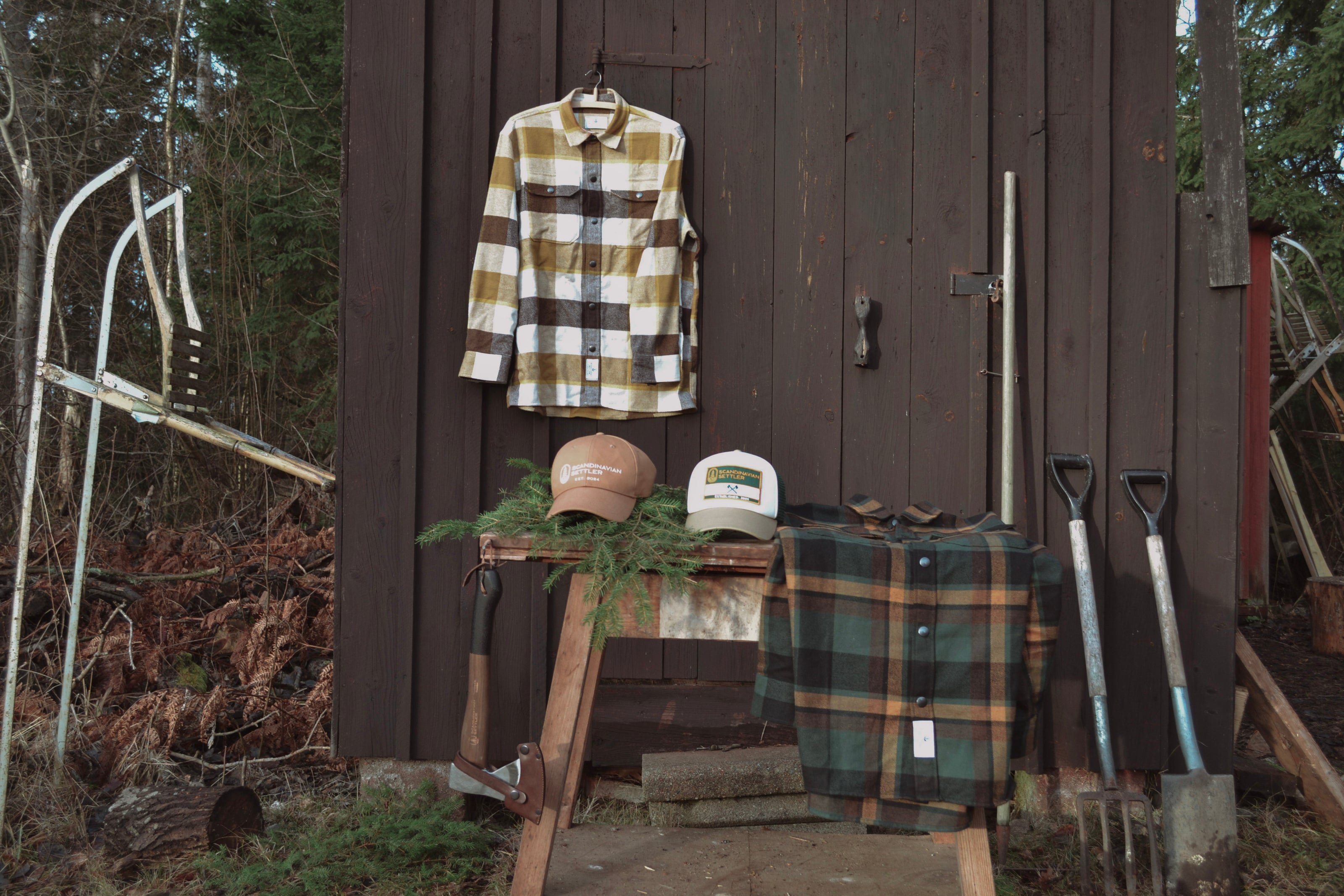 Flanellskjorta och utrustning i skogsmiljö för friluftsliv och arbete utomhus