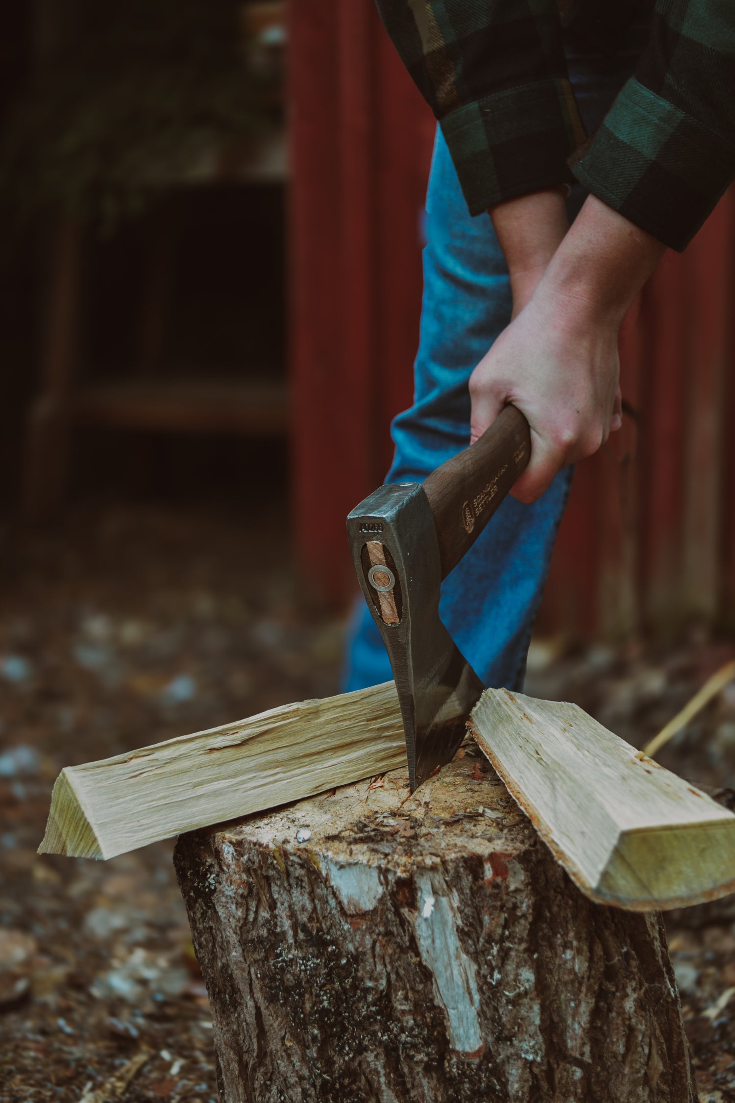 Hur man använder en yxa för friluftsliv och vedhuggning