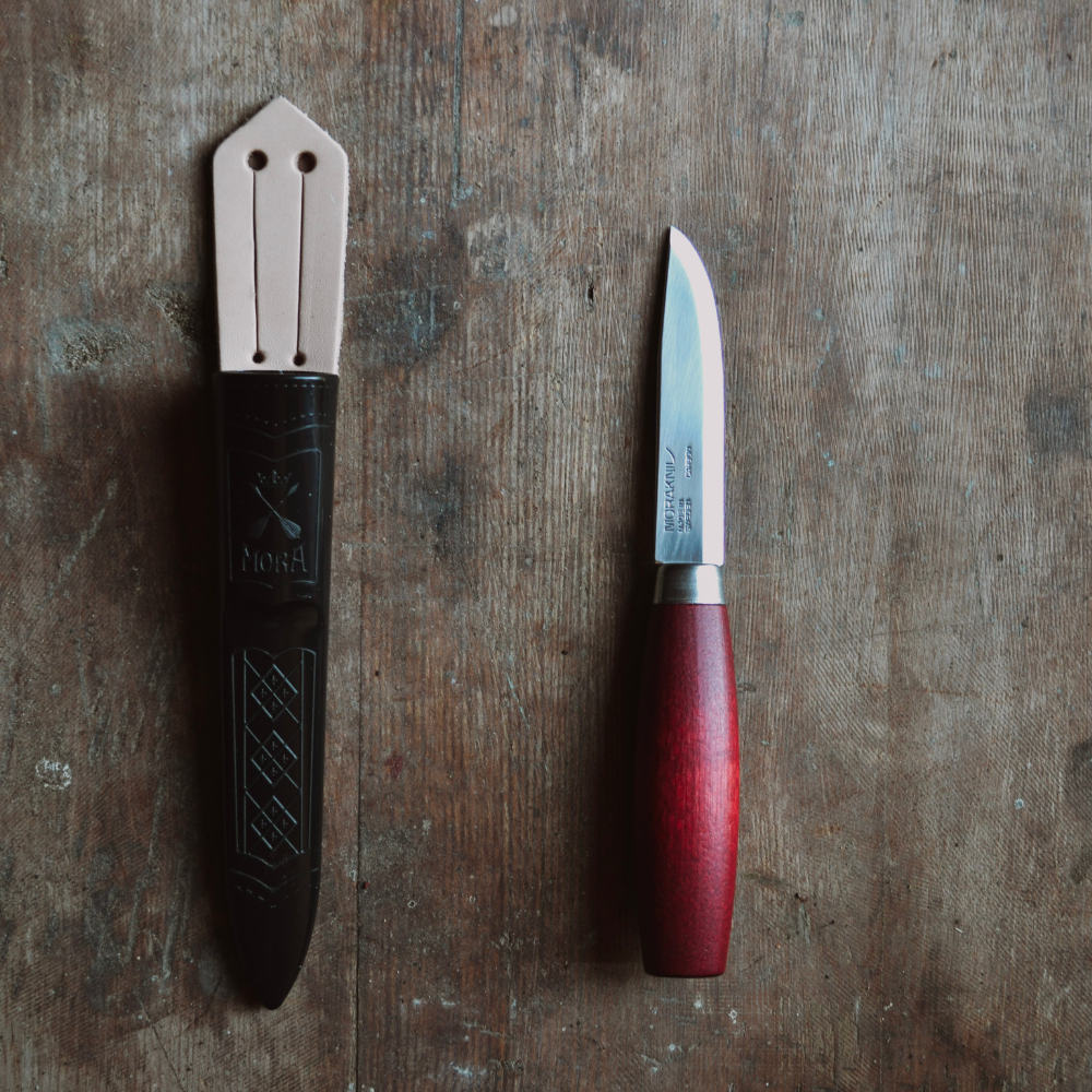 Kniv i stål med trähandtag som visar hög kvalitet och material