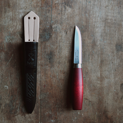 Kniv i stål med trähandtag som visar hög kvalitet och material