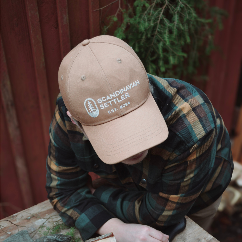 Man bär truckerkeps från Scandinavian Settler