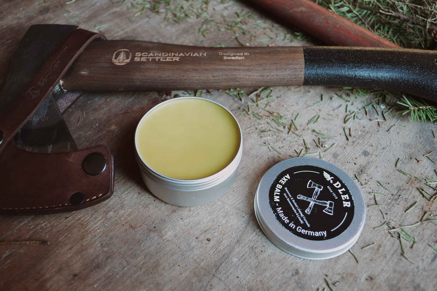 Skötsel av yxa genom rengöring och oljning efter användning