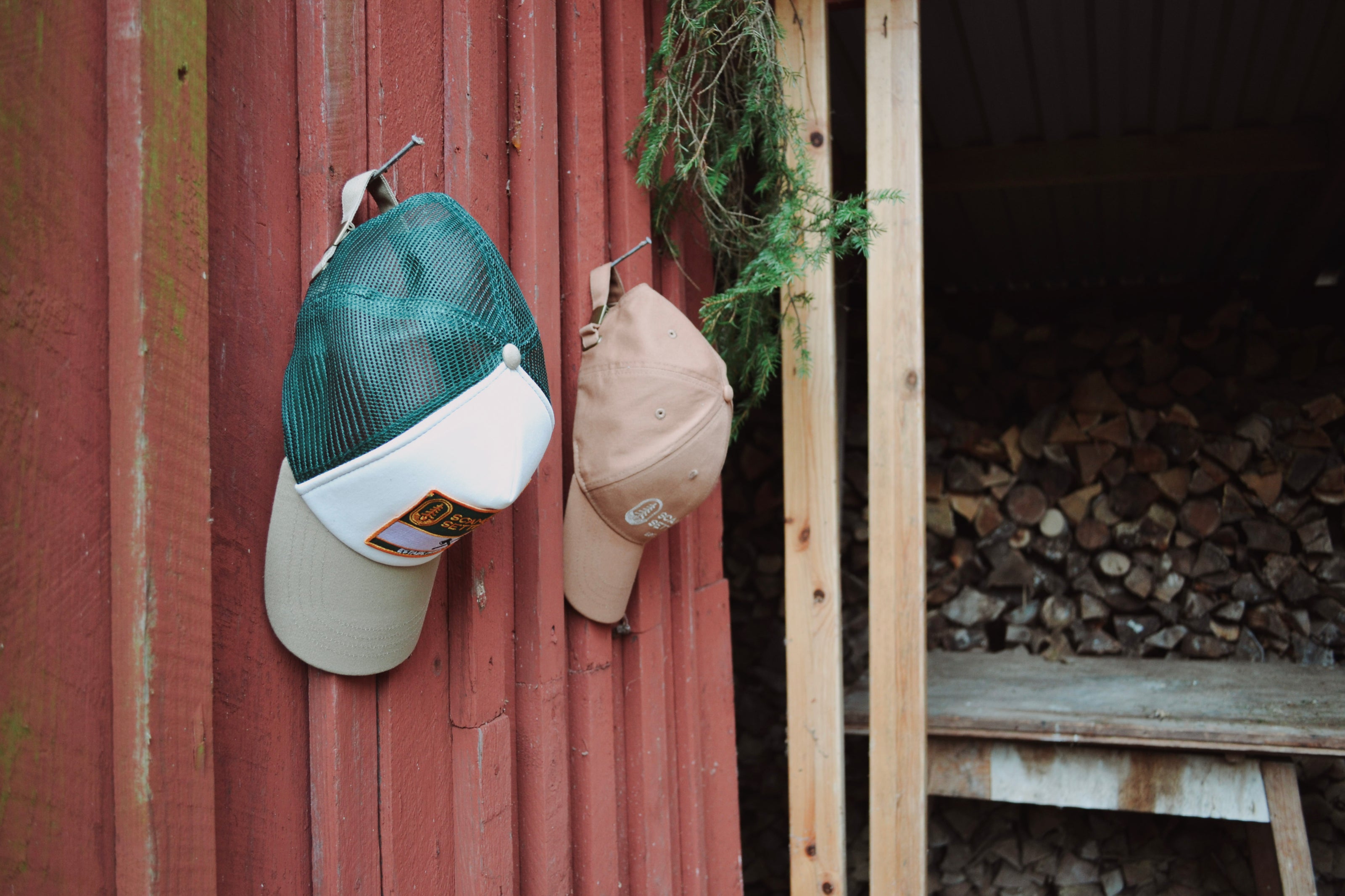 Truckerkepsar & kepsar upphängda på trävägg i outdoor-miljö
